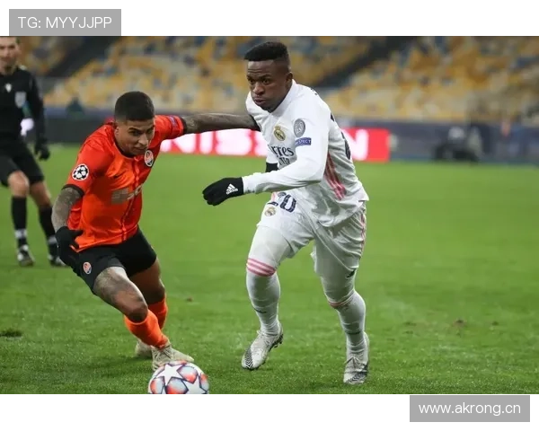 特伦特对位维尼修斯：边路防守能力解析