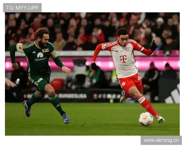 拜仁防线问题持续暴露:近期失球增多对球队稳定性造成影响